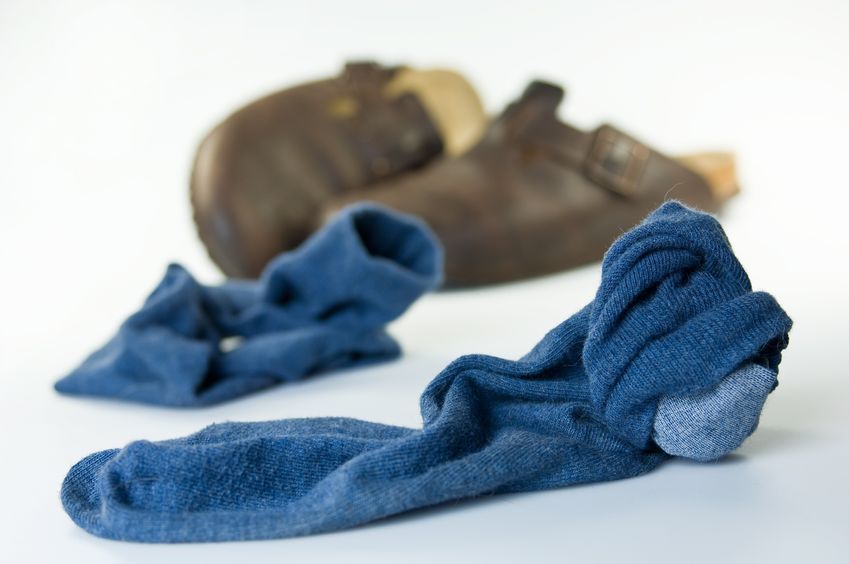 7626553 - blaue, getragene socken und hausschuhe liegen auf dem boden